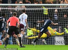 Dundee 0-1 Hearts: Ohromujúca záchrana v štýle Banks od Craiga Gordona udrží stranu Tynecastle v titulnej skladbe Náhradník Craig Gordon predviedol svoj úžasný čas na prestávku, aby získal Hearts životne dôležité víťazstvo