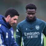 Manažér Arsennalu Mikel Mikel Artta hovorí s Bukakou a tanečným tréningom v Sobha Realty Training Center 12. decembra 2025 v London Colney, Anglicko