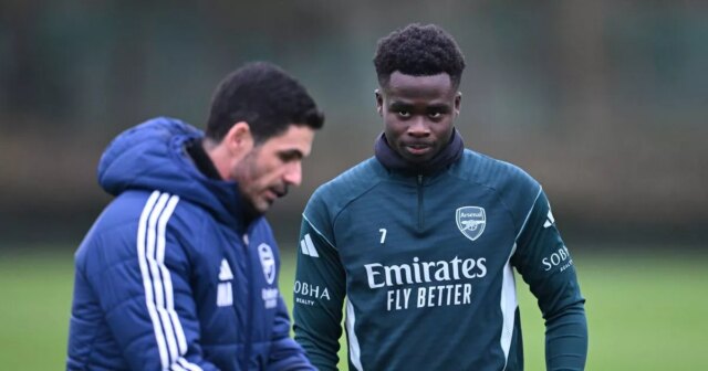 Manažér Arsennalu Mikel Mikel Artta hovorí s Bukakou a tanečným tréningom v Sobha Realty Training Center 12. decembra 2025 v London Colney, Anglicko