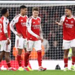 Gabriel Jesus z Arsenalu a Martin Odegaard z Arsenalu reagujú po inkasovaní počas zápasu Premier League medzi Arsenalom a Manchestrom United.