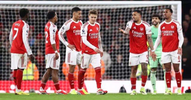 Gabriel Jesus z Arsenalu a Martin Odegaard z Arsenalu reagujú po inkasovaní počas zápasu Premier League medzi Arsenalom a Manchestrom United.