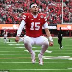 Rodeného Havajčana si fanúšikovia doberali, že kopíroval účes, číslo dresu a predzápasové rutiny rozohrávača Kansas City Chiefs Patricka Mahomesa.