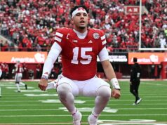 Dylan Raiola, podobný univerzitnému futbalu Patricka Mahomesa, urobil veľký krok, ktorý by mohol mať dôsledky pre NFL Rodeného Havajčana si fanúšikovia doberali, že kopíroval účes, číslo dresu a predzápasové rutiny rozohrávača Kansas City Chiefs Patricka Mahomesa.