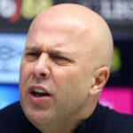 Edwards a Hughes diskutujú o krátkodobom pláne na „zastavenie hniloby“ v Liverpoole so Slotom pod tlakom