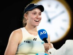 Elena Rybakina posiela odkaz tenisovým fanúšikom po dosiahnutí finále Australian Open Foto Robert Prange/Getty Images