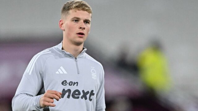 Elliott Anderson hovorí, že po naštudovaní jednej hviezdy Arsenalu je oveľa lepším hráčom
