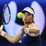 Francisco Roig sa rozpráva s Emmou Raducanu počas tréningu