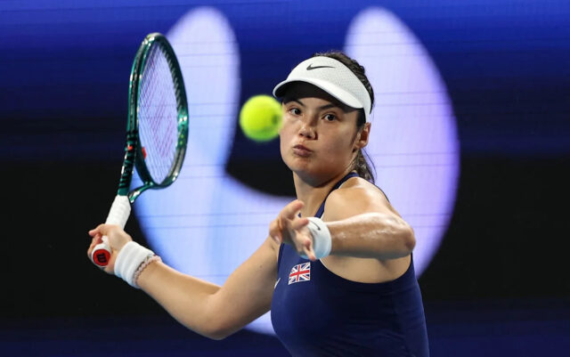 Emma Raducanu má po porážke po zranení čo robiť Francisco Roig sa rozpráva s Emmou Raducanu počas tréningu