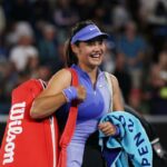 Emma Raducanu hovorí pre médiá po víťazstve nad Mananchaya Sawangkaew z Thajska. (Foto: Morgan Hancock/Getty Images) (Getty Images)