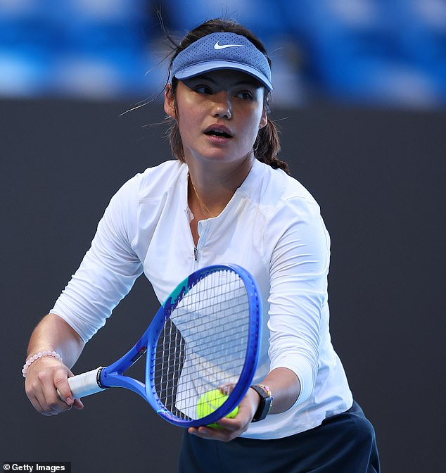 Emma Raducanuová vyvolala veľké obavy z Australian Open, keď ODSTUPOVALA Emma Raducanu v nedeľu o jedenástej odstúpila zo zápasu s Naomi Osakaovou