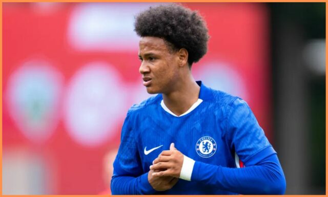 Emmanuel Eboue, syn Mathis, tipoval Chelsea Emmanuel Eboue v akcii za Arsenal v roku 2009