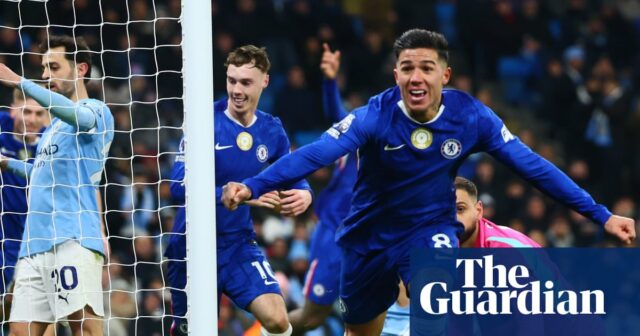 Enzo Fernández ohromuje Manchester City vyrovnávajúcim gólom pre Chelsea bez manažéra | Premier League
