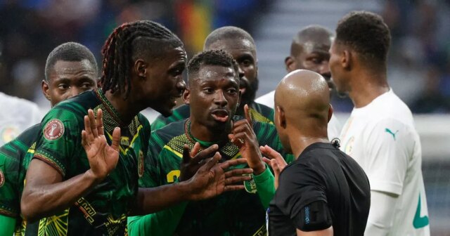 Eso Tottenhamu lietajúce späť po červenej karte ako hviezda 13 Thomas Frank počas zápasu Tottenhamu