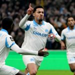 Anglický stredopoliar Marseille #11 Ethan Nwaneri (C) oslavuje po strelení gólu počas francúzskeho futbalového zápasu L1 medzi Olympique de Marseille (OM) a RC Lens na Stade Velodrome v Marseille v južnom Francúzsku 24. januára 2026.