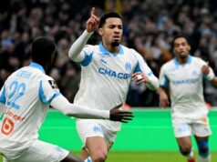 Ethan Nwaneri posiela Arsenalu perfektne načasovaný odkaz po údere v súboji o titul v Premier League Anglický stredopoliar Marseille #11 Ethan Nwaneri (C) oslavuje po strelení gólu počas francúzskeho futbalového zápasu L1 medzi Olympique de Marseille (OM) a RC Lens na Stade Velodrome v Marseille v južnom Francúzsku 24. januára 2026.