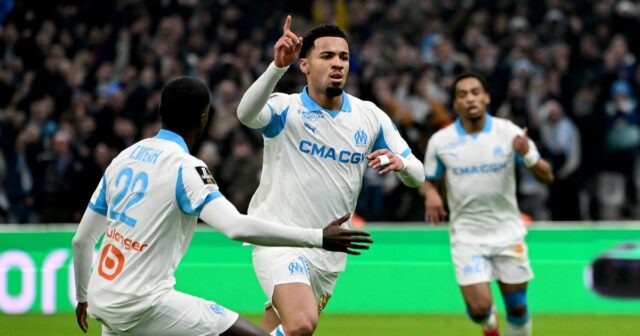 Anglický stredopoliar Marseille #11 Ethan Nwaneri (C) oslavuje po strelení gólu počas francúzskeho futbalového zápasu L1 medzi Olympique de Marseille (OM) a RC Lens na Stade Velodrome v Marseille v južnom Francúzsku 24. januára 2026.