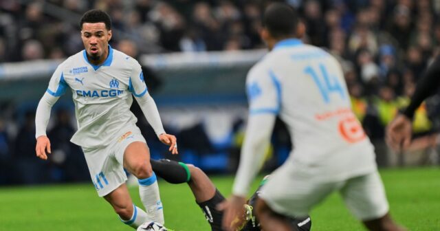 Ethan Nwaneri potrebuje 13 minút na to, aby dokázal, že Ethan Nwaneri preberá loptu.