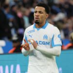 Ethan Nwaneri #11 z Olympique de Marseille oslavuje svoj prvý gól počas zápasu Ligue 1 McDonald's medzi Olympique de Marseille a RC Lens