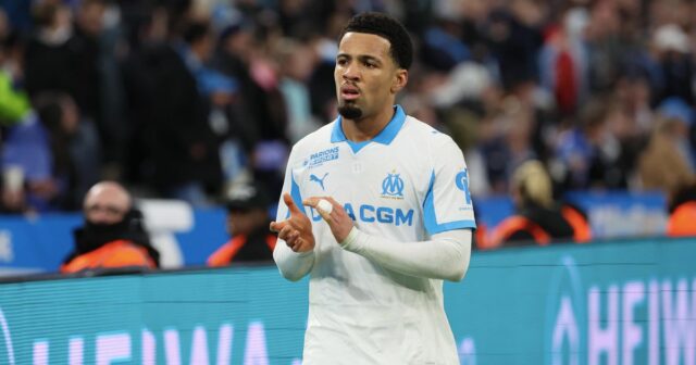 Ethan Nwaneri #11 z Olympique de Marseille oslavuje svoj prvý gól počas zápasu Ligue 1 McDonald's medzi Olympique de Marseille a RC Lens
