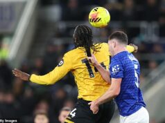 Everton obviňuje FA z dvojitých štandardov po zamietnutí odvolania Michaela Keana na červenú kartu za ťahanie hráča za vlasy Everton obvinil FA z dvojakého metra po tom, čo trojčlenná komisia zamietla ich žiadosť o zrušenie červenej karty Michaela Keana za ťahanie Tolu Arokodareho za vlasy.