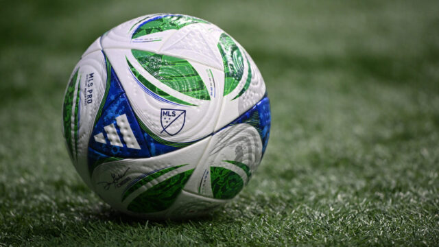 Everton oficiálne podpísal s bývalým stredopoliarom Manchestru United zmluvu do roku 2030
