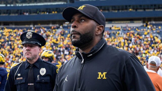 Ex-Michigan wide receiver tvrdí, že hráči 'vydierali' Sherrone Moore do hracieho času
