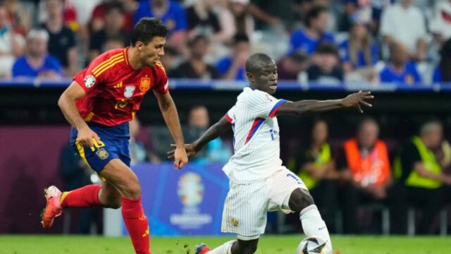 Fabrizio Romano poskytuje N'Golo Kantemu aktuálne informácie po tom, čo ho hlásia k návratu do Chelsea
