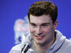 Falošný príspevok Fernanda Mendozu v slávnom striptízovom klube v Atlante sa stal virálnym pred zápasom Indiany Peach Bowl vs. Oregon logo pochodového šialenstva