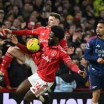 Zdá sa, že Ola Aina hrá v boxe hádzanú