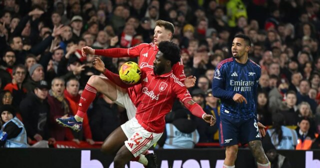 Zdá sa, že Ola Aina hrá v boxe hádzanú