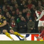 Snaha Mikela Merina v pokutovom území po 20 minútach trafila ruku Harryho Maguirea