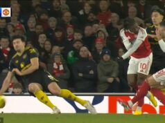 Fanúšikovia Arsenalu sa vztekujú po tom, ako Harry Maguire blokuje snahu rukou počas porážky 3:2 od Man United, keďže málo známe pravidlo zachraňuje mužov Michaela Carricka Snaha Mikela Merina v pokutovom území po 20 minútach trafila ruku Harryho Maguirea