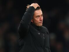 Fanúšikovia Aston Villy brutálne vtierajú soľ do zranení Thomasa Franka, keď Tottenham opäť prehráva Thomas Frank