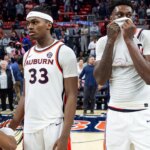 Fanúšikovia Auburn hádžu na úradníkov trosky po tom, čo prevrhli bzučiak