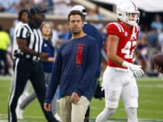 Fanúšikovia CFB sa rozdelili, pretože Charlie Weis Jr. dostal emócie pred odchodom, aby sa pripojil k Lane Kiffinovi na LSU logo pochodového šialenstva