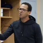 Znovu sa objavili zábery, na ktorých potenciálny nový šéf Chelsea Liam Rosenior prednáša tímovú diskusiu