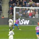 Joao Pedro si myslel, že skóroval druhýkrát poobede, keď lopta zasiahla Jaydeeho Canvota