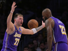 Fanúšikovia Lakers zapli slovinský PG po tom, čo nákladná chyba pokazila majstrovskú triedu LeBrona Jamesa pri prvej strate spojky logo pochodového šialenstva