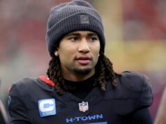 Fanúšikovia NFL reagujú, keď CJ Stroud prichádza v zelenom kabáte na zápas divokej karty Texans vs. Steelers logo pochodového šialenstva