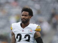 Fanúšikovia NFL reagujú, keď Darius Slay prichádza do Philadelphie, aby sledoval Eagles počas zápasu divokej karty Bills vs Jaguars logo pochodového šialenstva