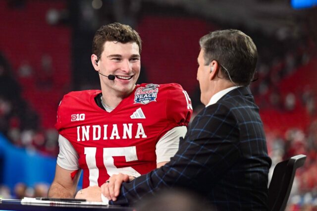 Fanúšikovia NFL reagujú na titulnú fotku Fernanda Mendozu na LinkedIn logo pochodového šialenstva