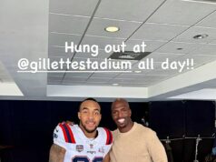 Fanúšikovia New England Patriots sa rozdelili, keď tím odhalil svoju uniformu Super Bowl pre zápas v Seattle Seahawks Hviezda Patriots TreVeyon Henderson na obrázku v drese tímu pre Super Bowl LX