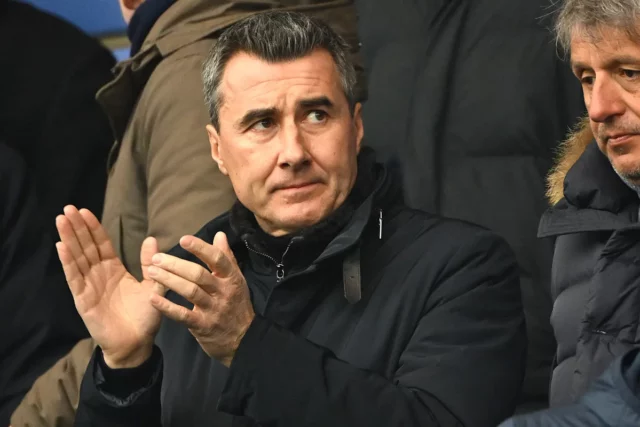 Fanúšikovia Štrasburgu vyzývajú prezidenta klubu Marca Kellera, aby odišiel po „ponižujúcej“ zmene Liama ​​Roseniora do Chelsea
