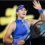 Na snímke Mirra Andreeva, ako salutuje davu na Australian Open v stredu večer. Mnohí fanúšikovia veria, že divákom povedala „f*** vy všetci“, zatiaľ čo iní sú neoblomní, že povedala „ďakujem vám všetkým“