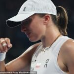 Iga Swiatek je zobrazený, ako sa zrúti v slzách po prehre s Belindou Bencic v United Cup