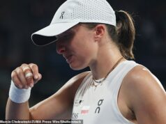 Fanúšikovia vyjadrujú obavy hviezdy Australian Open Iga Swiateka zo znepokojivých výbuchov Iga Swiatek je zobrazený, ako sa zrúti v slzách po prehre s Belindou Bencic v United Cup