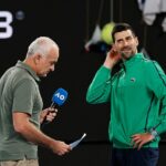 Počas komentára Wally Masur (vľavo) povedal, že jediný spôsob, ako by ho mohol Djokovičov súper poraziť, by bol, keby sa zranil.