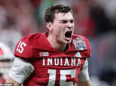 Fernando Mendoza hovorí, že Boh pomohol Indiane Hoosiers rozdrviť Oregon v emocionálnych momentoch rozhovoru po dosiahnutí finále univerzitného futbalu Fernando Mendoza doviedol Indianu Hoosiers k víťazstvu v piatkovom večernom Peach Bowle