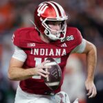 Fernando Mendoza z Indiany bol po veľkom zásahu zakrvavený