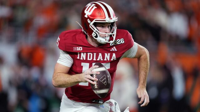 Fernando Mendoza z Indiany bol po veľkom zásahu zakrvavený
